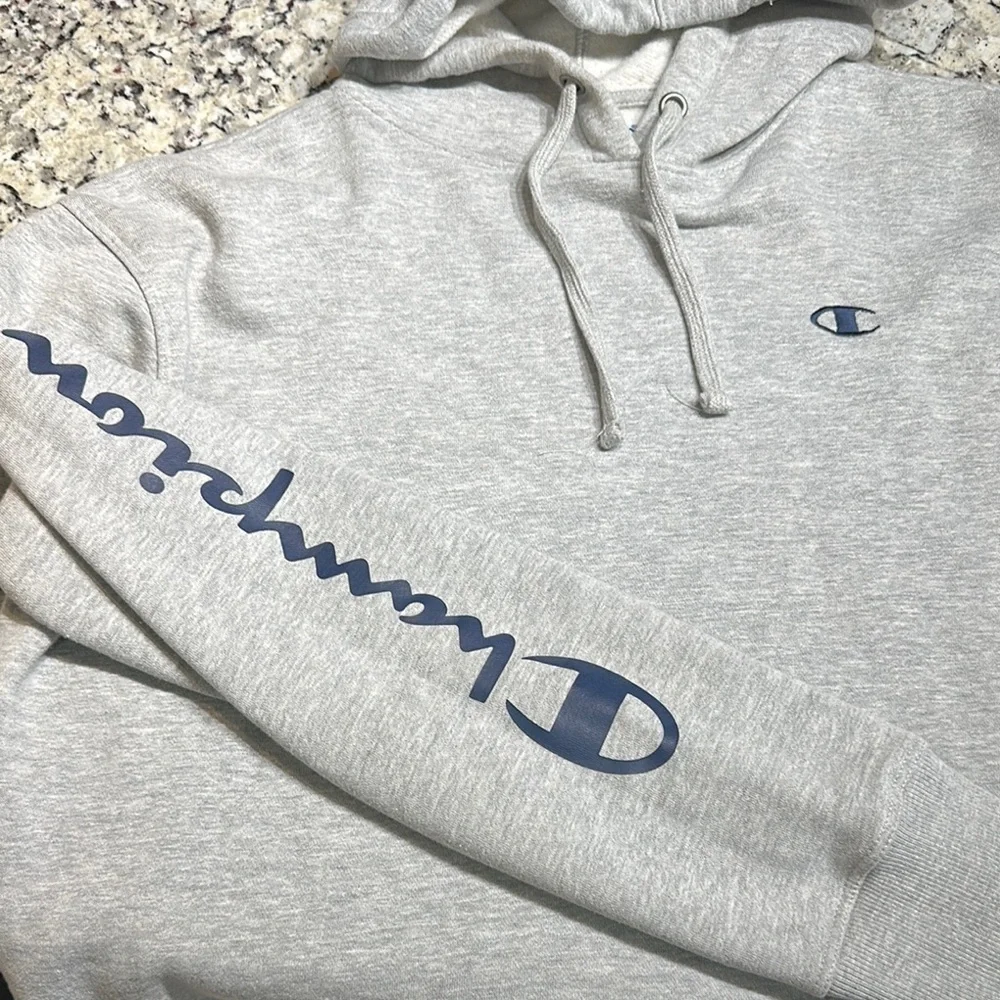 Champion Women’s Cropped Gray Hoodie Sweatshirt Logo Pullover Size Medium - Picture 3 of 8